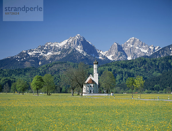 Berg  Kirche  umgeben  Löwenzahn