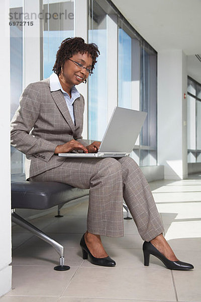 Geschäftsfrau mit Laptop-Computer