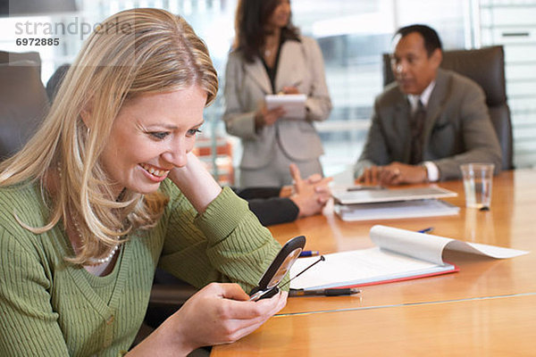 Handy  benutzen  Geschäftsfrau  Besuch  Treffen  trifft