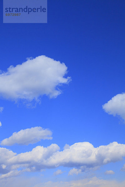 Blauer Himmel und Wolken