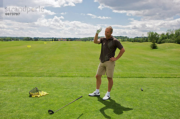 Mann werfen fahren Golfsport Golf Verein