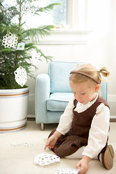 Papier  Baum  klein  Weihnachten  schmücken  Schneeflocke  Mädchen