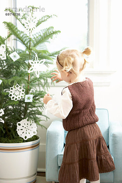 Papier  Baum  klein  Weihnachten  schmücken  Schneeflocke  Mädchen