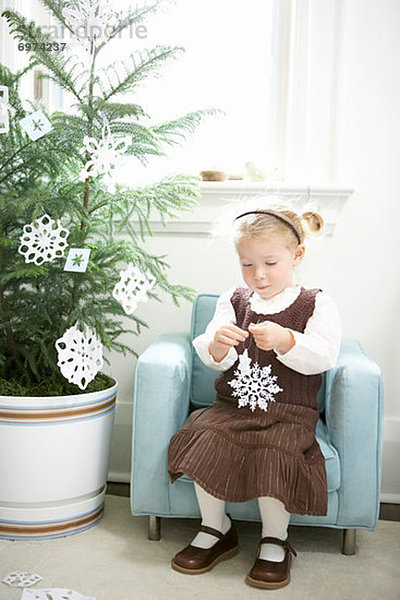 Papier  Baum  klein  Weihnachten  schmücken  Schneeflocke  Mädchen