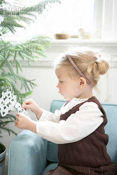 Papier  Baum  klein  Weihnachten  schmücken  Schneeflocke  Mädchen