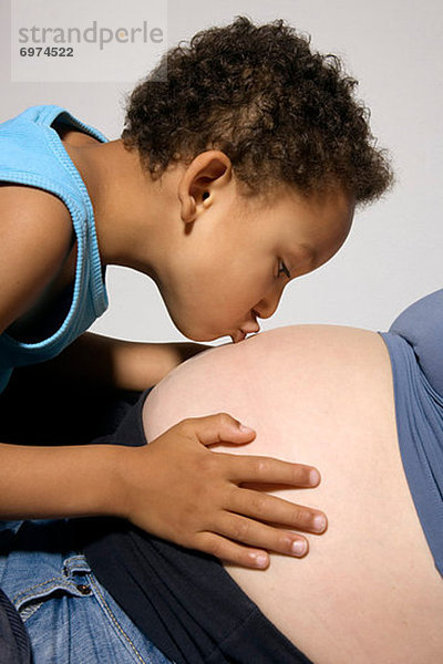 Junge - Person  küssen  Schwangerschaft