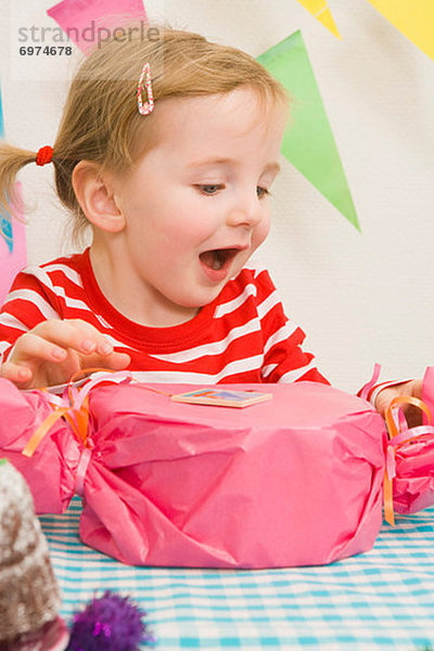 Geschenk  aufmachen  Party  klein  Geburtstag  Mädchen