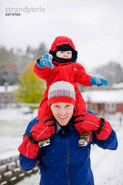Vereinigte Staaten von Amerika  USA  Winter  Junge - Person  Menschlicher Vater  klein  fahren  Menschliche Schulter  Schultern  Portland  Oregon