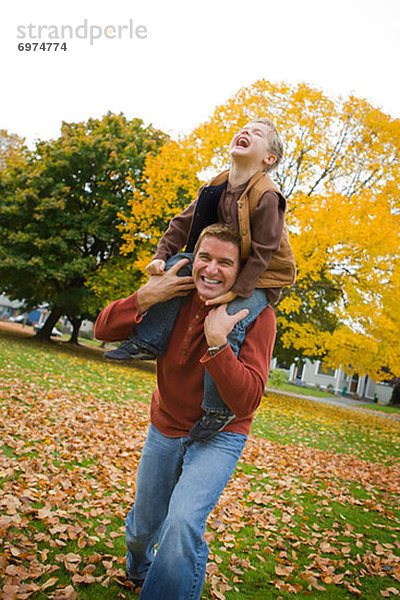 Vereinigte Staaten von Amerika  USA  Junge - Person  Menschlicher Vater  klein  fahren  Menschliche Schulter  Schultern  Portland  Oregon