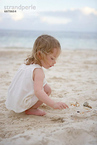 sehen klein Sand Mädchen