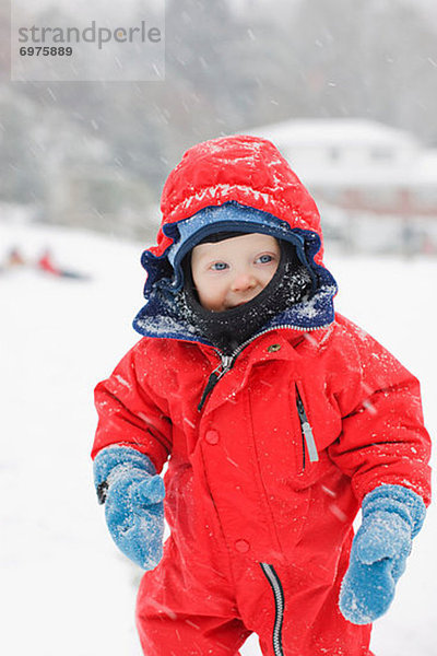 Vereinigte Staaten von Amerika  USA  Junge - Person  klein  Portland  Oregon  spielen  Schnee
