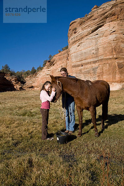 Vereinigte Staaten von Amerika  USA  Freundschaft  Tier  Pferd  Equus caballus  Erfolg  Heiligtum  Mädchen  füttern  Utah