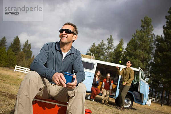 Vereinigte Staaten von Amerika  USA  sitzend  Biegung  Biegungen  Kurve  Kurven  gewölbt  Bogen  gebogen  Mann  Freundschaft  Reise  camping  trinken  Kaffee  Oregon