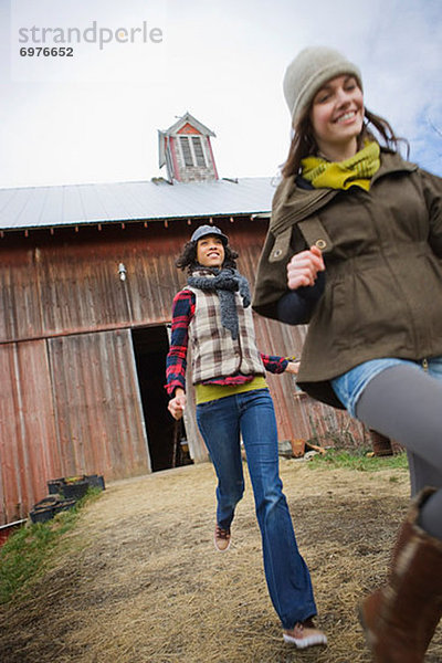 Vereinigte Staaten von Amerika  USA  Jugendlicher  rennen  Bauernhof  Hof  Höfe  2  Mädchen  Oregon