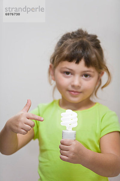 Energie  energiegeladen  klein  halten  Glühbirne  Effizienz  Mädchen