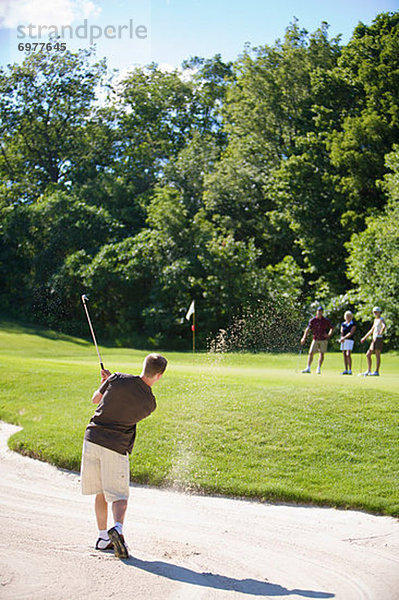 Mann  Sand  Falle  Fallen  Golfsport  Golf  Rückansicht  Kurs