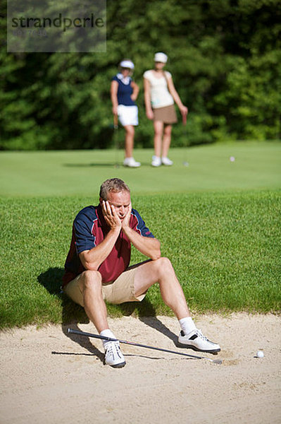 sitzend  Mann  Sand  Falle  Fallen  Golfsport  Golf  Kurs