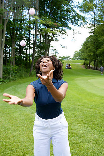 Frau  Golfball  Golfsport  Golf  Kurs  jonglieren