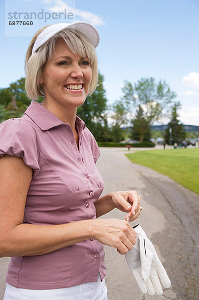 Portrait  Frau  einlochen  Golfsport  Golf  Kurs