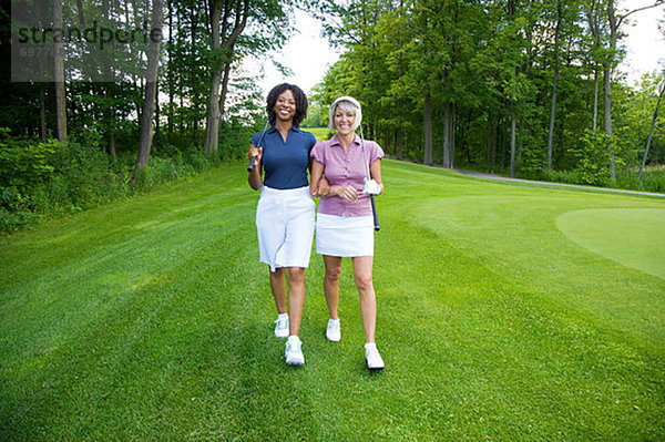 Frauen Wandern am Golfplatz