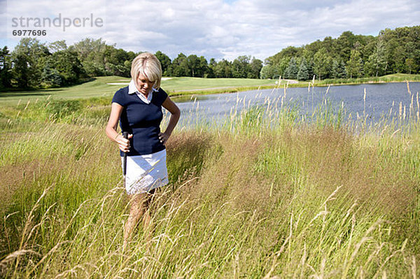 suchen  Golfspieler  groß  großes  großer  große  großen  Gras  Ball Spielzeug