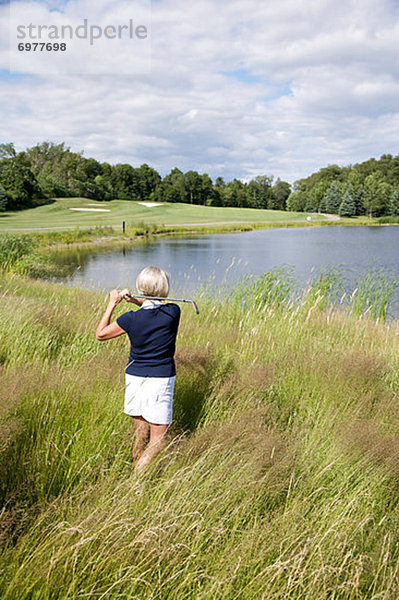 Frau  Rückansicht  groß  großes  großer  große  großen  Ansicht  Gras  Golfsport  Golf