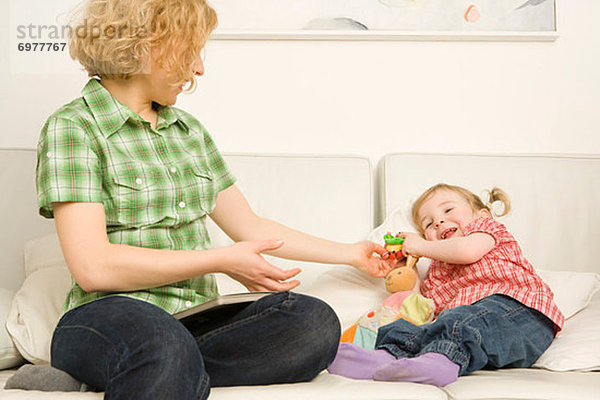 Mutter und Tochter spielen