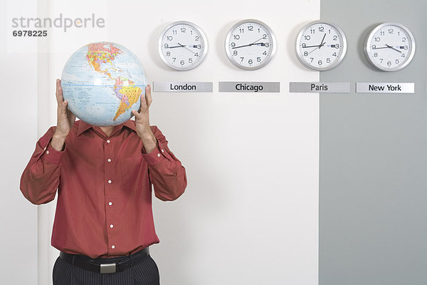 stehend  zeigen  Geschäftsmann  halten  Uhr  Zeit  Globalisierung  Globus