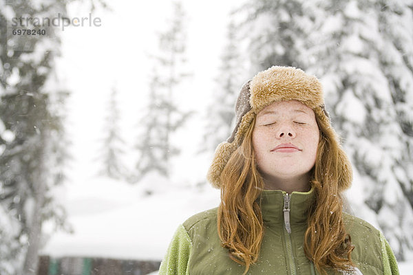 Außenaufnahme  Schneeflocke  Mädchen  freie Natur