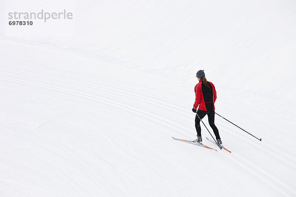 überqueren  Frau  Skisport  Rückansicht  British Columbia  Kanada  Kreuz