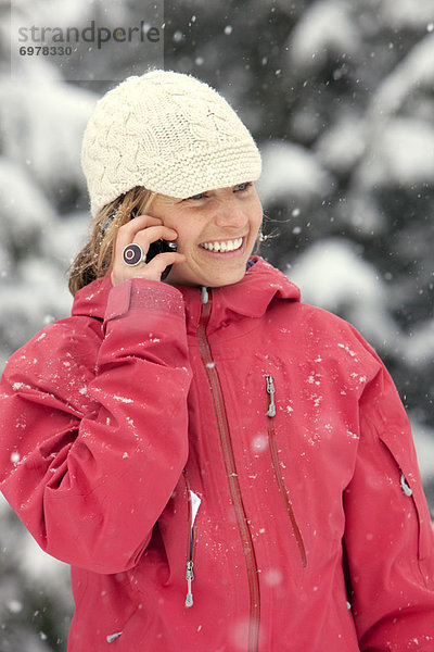 Handy  hoch  oben  nahe  Außenaufnahme  benutzen  Frau  Winter  British Columbia  Kanada  freie Natur
