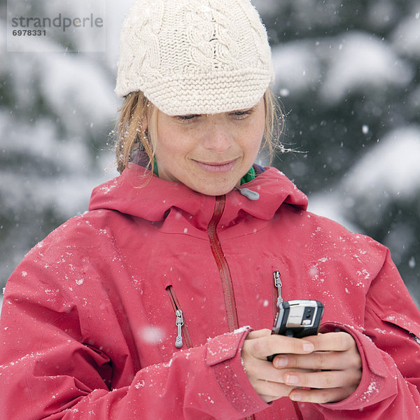 Personal Digital Assistant  PDA  Electronic Organizer. Palmtop  hoch  oben  nahe  Außenaufnahme  benutzen  Frau  Winter  British Columbia  Kanada  freie Natur