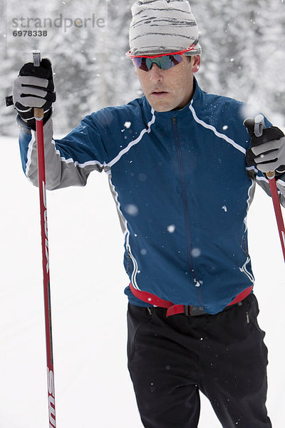 hoch  oben  nahe  überqueren  Mann  Skisport  British Columbia  Kanada  Kreuz