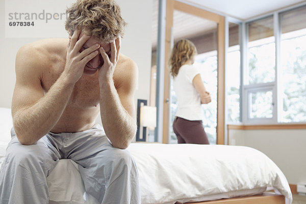 sitzend  Frau  Mann  Fenster  Ecke  Ecken  Bett  Hintergrund  hinaussehen