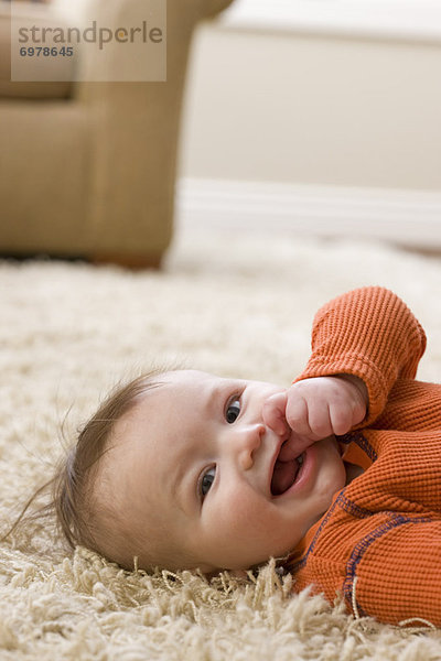 Junge - Person  Teppichboden  Teppich  Teppiche  Baby
