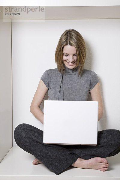 Geschäftsfrau mit Laptop-Computer