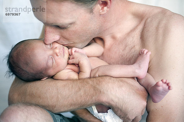Neugeborenes  neugeboren  Neugeborene  Menschlicher Vater  küssen  halten  schlafen  Baby