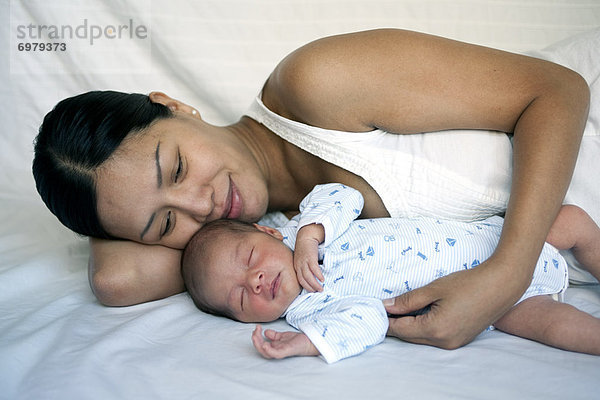Neugeborenes  neugeboren  Neugeborene  schlafen  umarmen  Mutter - Mensch  Baby