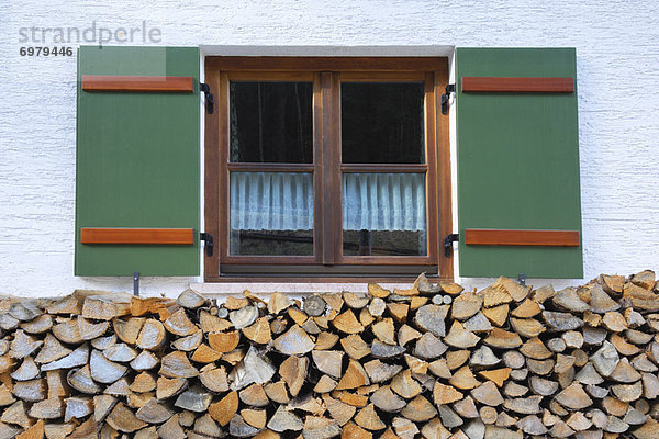 Feuerholz Stapel Bauernhaus Fenster frontal Bayern Berchtesgaden Deutschland alt