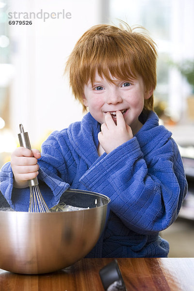 Junge - Person  klein  backen  backend  backt