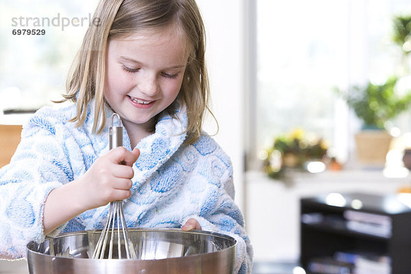 klein  backen  backend  backt  Mädchen