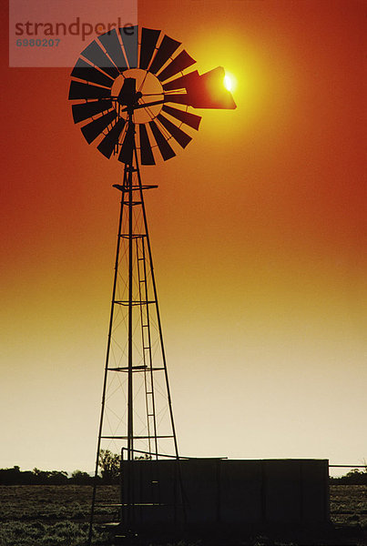 Windturbine  Windrad  Windräder  Sonnenuntergang  Bauernhof  Hof  Höfe
