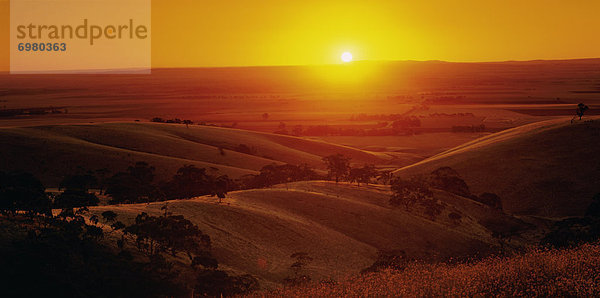 Ländliches Motiv  ländliche Motive  Sonnenuntergang  Landschaft  über
