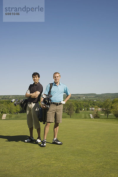Männer am Golfplatz