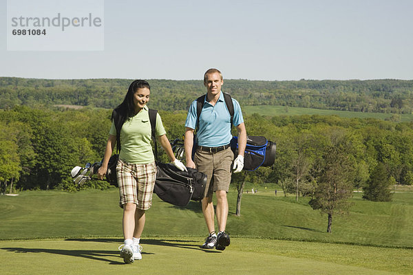 Paar auf Golfplatz