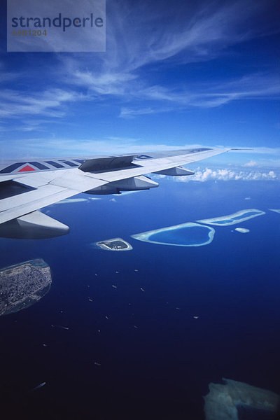 Flugzeug  über  Malediven