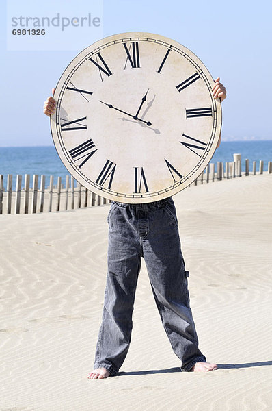 Strand  Junge - Person  halten  Uhr  groß  großes  großer  große  großen