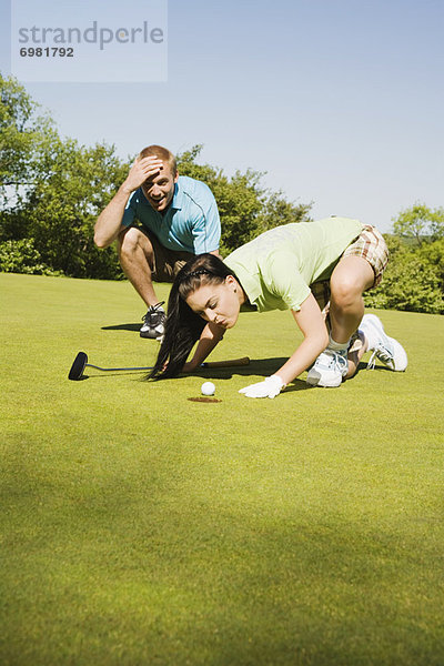 anprobieren  blasen  bläst  blasend  Loch  Golfspieler  Ball Spielzeug  Golfsport  Golf