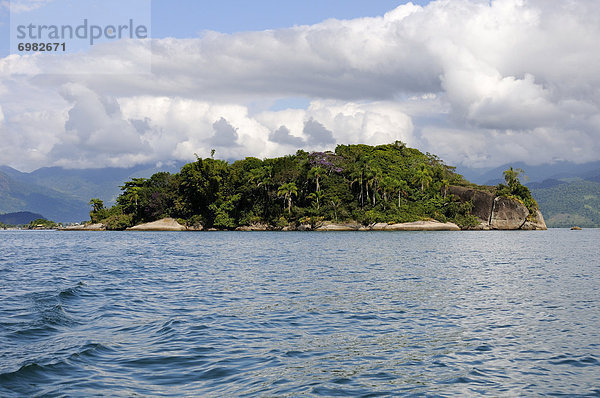 Tropische Insel in der Bucht von Paraty oder Parati  Bundesstaat Rio de Janeiro  Brasilien  Südamerika