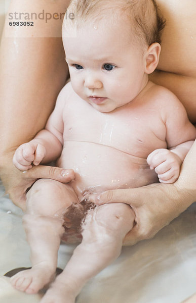 Baby in Badewanne mit Mutter